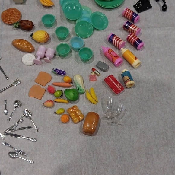Small doll assortment of dishes and food items - Picture 5 of 7